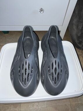 Yeezy Foam Runner in Charcoal Gray